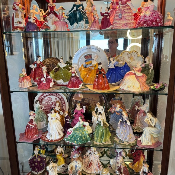 Royal Doulton miniature figurine "Lydia" HN 1808. Girl sitting in a garden. - Picture 8 of 8